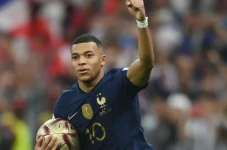Kylian Mbappe Rebut...