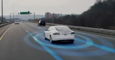 Banyak Tabrakan, Tesla...