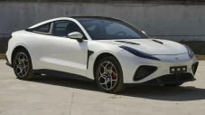 Nezha E Satu, Lagi Mobil...