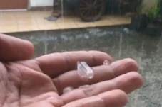 Fenomena Hujan Es di...