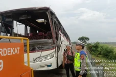 Bus Terguling di Tol...