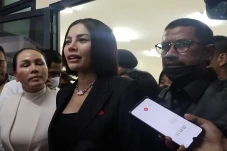Nikita Mirzani Lempar...