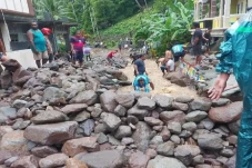 Warga 2 Desa Korban...