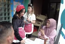 Jadi Pelayan Restoran...