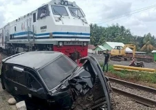 Kereta Api Tabrak Mobil...