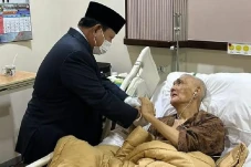 Prabowo Jenguk Try Sutrisno...