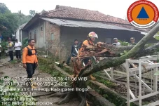 Angin Kencang Terjang...