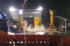 Diterjang Gelombang...
