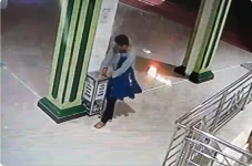 Berpura-pura hendak...