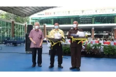 Berbagi Kasih Melalui...