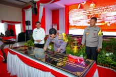 Kapolri Resmikan Rumah...