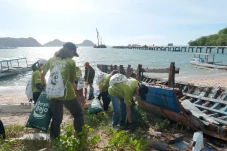 Prihatin Sampah Berserakan,...