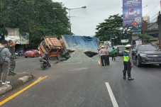 Truk Bermuatan Pasir...
