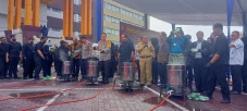 Polda Riau Musnahkan...