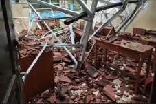 Diterjang Hujan Angin,...