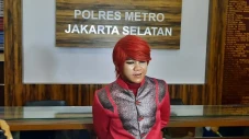 Persulap Merah Dicecar...
