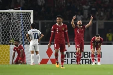 Jordi Amat Berikan Jersey...