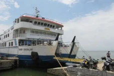 Ratusan Wisatawan Terjebak...