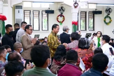 Kunjungi Gereja di Kota...