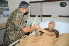 Jenguk Try Sutrisno,...