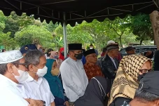 Hadiri Pemakaman Tokoh...