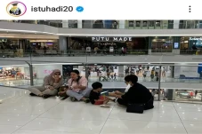 Potret Menlu Retno Marsudi...