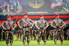 Kapolri Terima Penyematan...