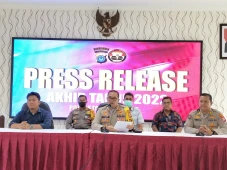 Polisi Kantongi Identitas...