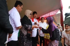 Dengan Mata Berkca-Kaca,...