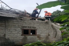 Diterpa Hujan Angin,...