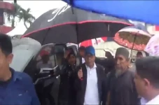 Di Tengah Guyuran Hujan,...