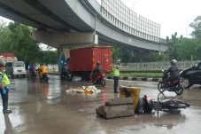 Tabrak Beton Pembatas...