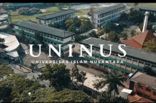 8 Universitas Swasta...