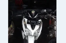 Tertabrak Mobil dari...