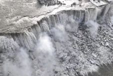 Air Terjun Niagara Membeku...