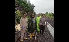 Semarang Dikepung Banjir,...