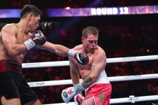 Dmitry Bivol Kalahkan...