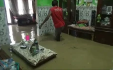 Diguyur Hujan Deras...