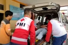 Pintu Bus Terbuka saat...