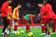 Liverpool Lempar Handuk,...