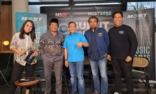 Sudut Pandang, Intimate...