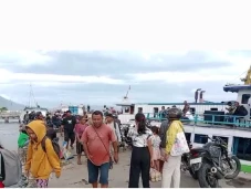 Cuaca Buruk, Ratusan...