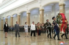 Kim Jong-un Beri Penghormatan...