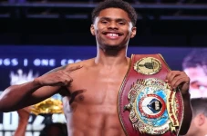 Devin Haney Naik Kelas...