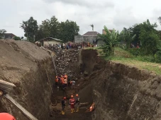 Talud Sedalam 7 Meter...
