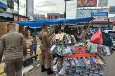 Jualan di Trotoar, Puluhan...
