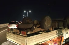 Mobil Pikap Muatan Wortel...