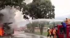 Bus Terbakar di Jalan...