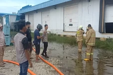 Kebakaran Dahsyat Gudang...