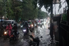 Diguyur Hujan Deras,...